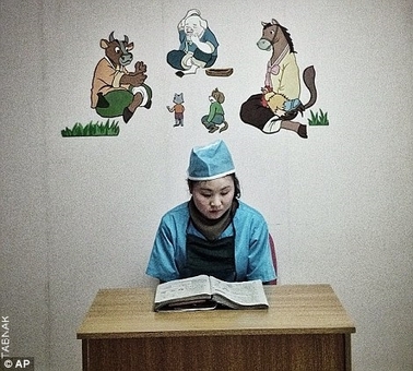 یک پرستار در بیمارستان مخصوص کودکان در پیونگ یانگ