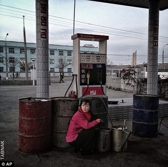 یک زن در کنار پمپ بنزین در پایتخت