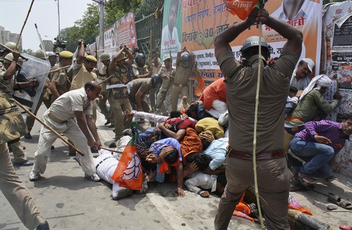 درگیری کارگران معترض به دولت در هند در ایالت اوتار پرادش -شهر لکنو /Reuters
