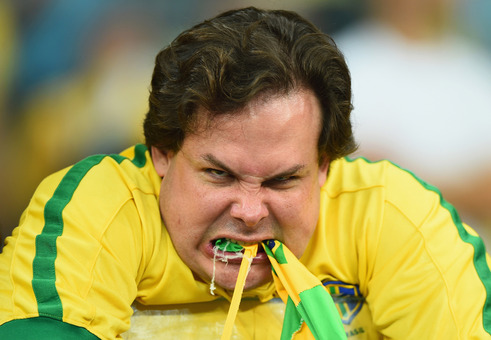 واکنش تماشاگر خشمگین هوادار تیم ملی برزیل پس از درهم کوبیده شدن برزیل با هفت گل از آلمان  - بلو هوریزونته /Getty Images