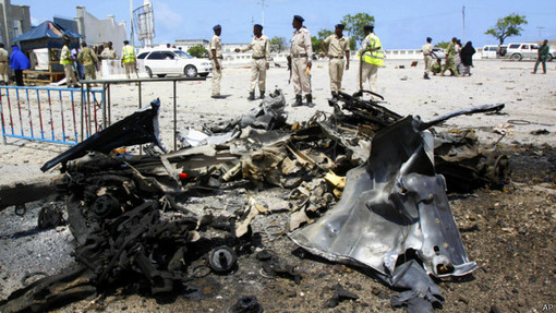 تصویر : خودروی بمب‌گذاری شده در ورودی اصلی پارلمان سومالی منفجر شده است.یک بمب‌گذار انتحاری در موگادیشو، پایتخت سومالی خودروی حامل بمبی قوی را بیرون ساختمان پارلمان این کشور منفجر کرد.به گفته مقام‌های سومالی دست‌کم چهار نفر از جمله دو مامور پلیس کشته و پنج نفر دیگر زخمی شده‌اند.بمب‌گذار انتحاری، خودرو را هنگامی منفجر کرد که ماموران اجازه ندادند وارد ساختمان پارلمان شود. خودرو در ورودی اصلی پارلمان سومالی منفجر شد./AP-BBC
