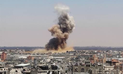 حمله هوایی نیروهای ارتش رژیم صهیونیستی به نوار غزه در سه‌شنبه، در این حملات وحشیانه، خانه یکی از رهبران حماس در خان یونس هم آماج حمله صهیونیست‌ها قرار گرفت و او و برخی ‌اعضای خانواده‌‌اش کشته شدند./AFP - Getty Images
