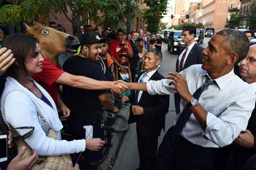 احوالپرسی غیر منتظره یک مرد نقابدار با اوباما؛ حضور اوباما در سطح شهر دنور ایالت کلرادو و دست دادن یک شهروند با ماسک اسب به وی ./AFP
