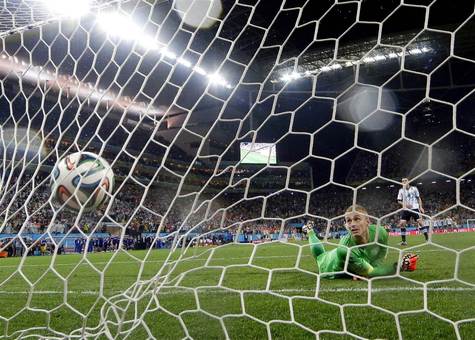 تیم ملی فوتبال آرژانتین در مرحله نیمه نهایی رقابت های جام جهانی ۲۰۱۴با غلبه بر تیم ملی هلند در ضربات پنالتی به فینال این رقابت ها صعود کرد و حریف تیم ملی آلمان در دیدار نهایی شد./AFP
