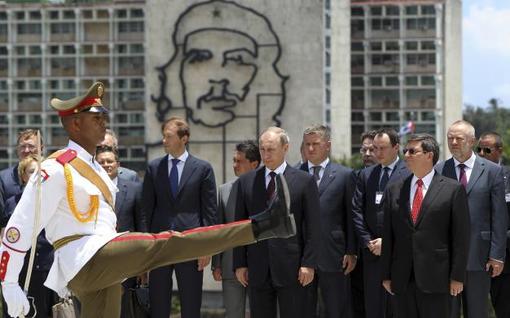 ولادیمیر پوتین، رئیس جمهور روسیه و برونو رودریگز، وزیر امور خارجه کوبا در مراسم اهدای تاج گل در بنای یادبود خوزه مارتی در هاوانا شرکت کرده اند/Reuters 