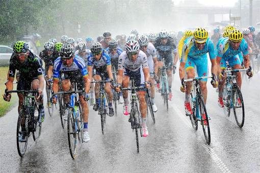 مسابقات معتبر تور دو فرانس در زیر باران سنگین نیز ادامه پیدا کرد/EPA 