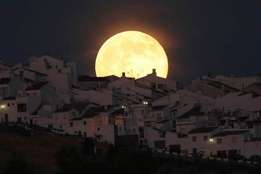 سوپر مون زیبا - قرص کامل ماه از نگاه عکاس در منطقه کادیز اسپانیا که نزدیکترین نقطه کره زمین از لحاظ مسافت مدار زمین تا کره ماه میباشد.البته صحت تصویر فوق کاملاً تأئید نشده است./Reuters 