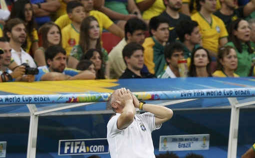 لوئیز فلیپه اسکولاری، سرمربی برزیل، در حال تماشای بازی تیمش در مقابل تیم هلند در بازی رده بندی جام جهانی در شهر برازیلیا است./عکس: REUTERS 