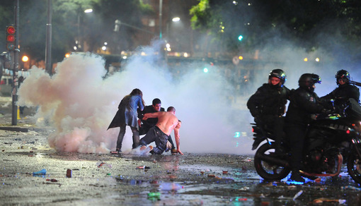 درگیریهای شدید مردم بوئنوس آیرس در آرژانتین با پلیس ضد شورش که به دلیل نتیجه شکست تیم ملی فوتبال کشورشان در بازی نهایی مقابل آلمان به خشم آمده و دست به خشونت و اعمال غیر قانونی زده بودند/AP 