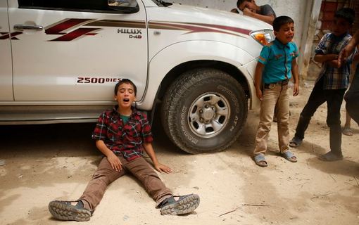 فرزند یکی از خانواده های فلسطینی که در حمله هوایی صهیونیستها همگی کشته شده اند /Reuters 