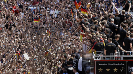 روز سه شنبه کاروان تیم ملی فوتبال آلمان، قهرمان جام جهانی ۲۰۱۴ برزیل به همراه جام طلایی ارزشمند فوتبال جهان با پرواز اختصاصی از ریو دو ژانیرو به برلین بازگشت و طی مراسم و تشریفات با شکوه در کنار اسکورت امنیتی فدرال آلمان در میان هزاران نفر از مردم این کشور حاضر شدند. لازم به ذکر است برخی تصاویر تصحیح شده است. 