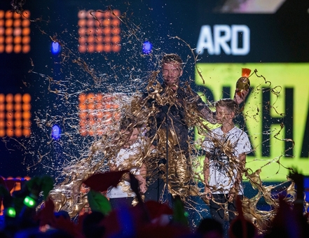 دیوید بکام، بازیکن سابق و سرشناس فوتبال بریتانیا با در دست گرفتن جایزه افسانه پسران کروز و رومئو در افتتاحیه مراسم جوایز ورزشی انتخاب کودکان نیکلدون، در لس آنجلس لجن مال شد. /Reuters -Euronews
