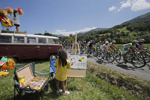 مرحله شانزدهم مسابقات معتبر توردو فرانس و نقاشی جالب یک دختر (پیکاسوی کوچک) در حاشیه جاده ای که دوچرخه سواران از آن عبور می کنند./AP 
