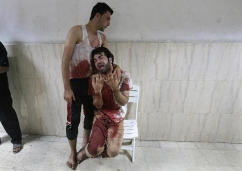 بیمارستان خان یونوس و یک مرد فلسطینی که به شدت مجروح شده و دچار خونریزی شدید است./Reuters 