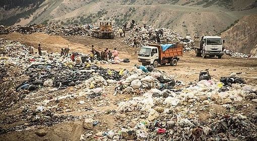 عمارت زباله آمل در مجاورت دامنه جنگل و رودخانه قرار دارد و عدم بازیافت صحیح زباله ها باعث به وجود آمدن مشکلات زیست محیطی در این منطقه شده است./FARS 