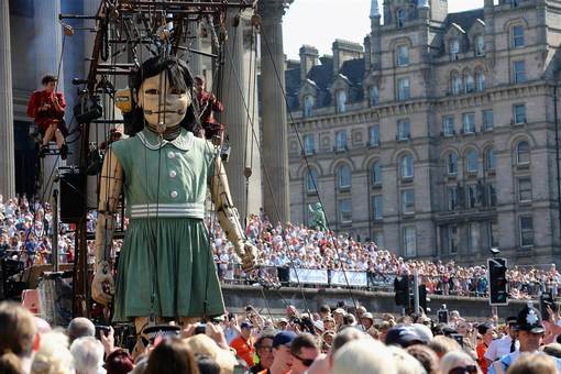 رژه عروسکهای غول پیکر در لیورپول انگلستان به مناسبت یکصدمین سال آغاز جنگ جهانی اول./Getty Images 