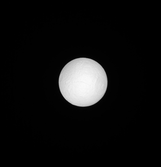 قمر سیاره کیوان بصورت کامل قابل رویت است. این قمر در کنار سیاره ماه با چشم مسلح قابل رویت است. برای دیدن این قمر نیاز به تلسکوپی با قدرت رویت ۸۰۹ هزار کیلومتری از زمین دارید./Euronews 