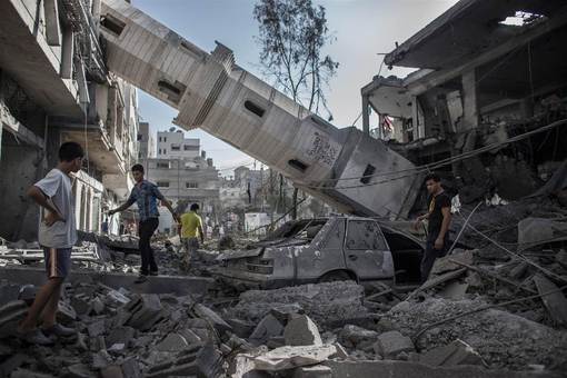 حمله هوایی صهیونیستها به مسجدی در غزه و واژگونی منارج مسجد./EPA 