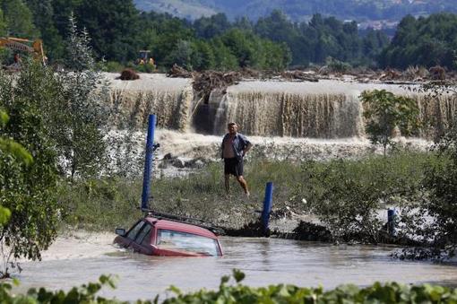 بارانهای سیل آسا در جنوب غربی رومانی بسیاری از خانه ها و زمینهای کشاورزی در زیر آب فرو برده است./Reuters 