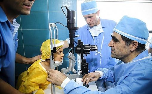 شوخان دختر ۶ ساله‌ای که بینایی خود را به دلیل حساسیت دارویی از دست داده بود، توسط دکتر حسن قاضی‌زاده هاشمی وزیر بهداشت مورد عمل پیوند قرار گرفت و بینایی خود را بدست آورد./TASNIM 