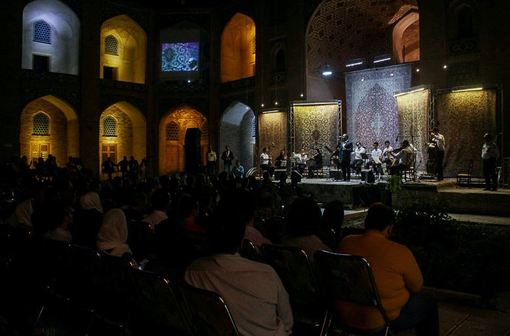 کنسرت علیرضا قربانی در کرمان در حمایت از بیماران مبتلا به سرطان/ISNA 