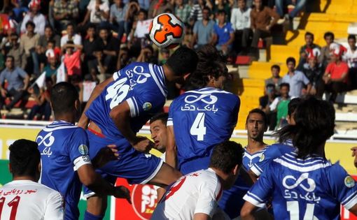 تیم های پدیده مشهد و ملوان بندر انزلی عصر جمعه در نخستین هفته از لیگ برتر فوتبال کشور در مشهد به تساوی بدون گل رضایت دادند./IRNA 