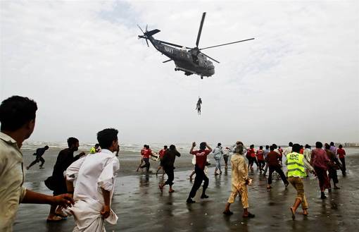 حمل پیکر یک فرد غرق شده در ساحل کلیفتون در کراچی پاکستان بوسیله بالگرد ارتش پاکستان./AP 