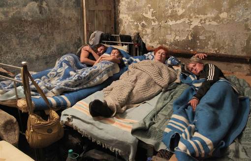 خانواده ای از بیم حمله و جنگ میان ارتش اوکراین و جدائی طلبان در زیر زمین خانه ای در شهر هورلیوکا اوکراین پناه گرفته اند./EPA 