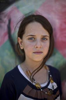پرتره یک دختر سوری که به تازگی از دست تروریست های تکفیری به همراه خانواده اش از درعا فرار کرده و به اردوگاه مهاجرین پناه آورده است./AP 