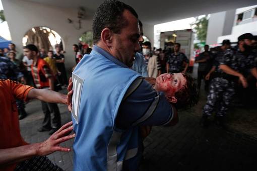 حمل یک دختر بچه مجروح شده بوسیله ارتش صهیونیستها که دچار شوک شده و به اتاق عمل در بیمارستان شفا غزه./Ap 