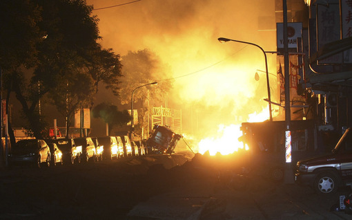 انفجار خط لوله گاز در تایوان یک شهر را به ویرانه تبدیل کرد. در این حادثه ۲۴ نفر کشته شده و ۲۷۱ نفر زخمی گشتند. شهر کوهسیونگ در جنوب تایوان با انفجاری به خود لرزید. از شدت این انفجار‌ها جاده‌ها تخریب شده، خودروهای کنار جاده‌ها خسارت شدید دیده و خانه‌ها آتش گرفتند. مقامات با اعلام اینکه اجساد به اطراف پخش شده‌اند از افزایش شمار قربانیان ابراز نگرانی کردند. در این شهر میز بحران تشکیل شده و سربازان نیز در فعالیت‌های تجسس و نجات شرکت می‌کنند. در مورد علت انفجار در خط لوله گاز طبیعی هنوز اطلاعی در دست نمی‌باشد.شاهدان مدعی شدند شدت انفجار در حدی بوده که قربانیان به آسمان پرتاب شده اند./AP 