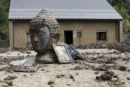 مجسمه به لجن نشسته بودا در اثر سیلاب بلژیک. پس از باران‌های سنگین و طغیان رودخانه در بلژیک برخی مناطق این کشور دچار آبگرفتگی و هجوم گل و لای شد.سیل در بلژیک خسارات مالی زیادی وارد کرده است./Reuters 