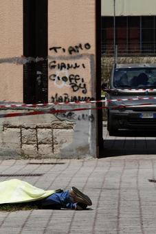 روز شنبه در جریان درگیری مسلحانه باندهای مواد مخدر در ناپل ایتالیا حداقل یک نفر کشته شد./ANSA
