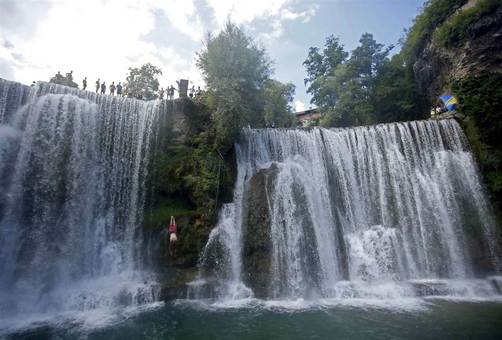 مسابقات بین المللی پرش از آبشار در بوسنی/Reuters
