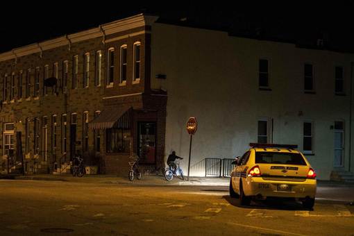 منع آمد و شد برای حفاظت از کودکان و نوجوانان در بالتیمور آمریکا. پلیس طی قوانینی تردد کودکان زیر۱۳ سال را از ۹ شب به بعد و نوجوانان بین ۱۴ تا ۱۶ سال را از ۱۰ شب به بعد در خیابان‌ها ممنوع اعلام کرده است. /NBC
