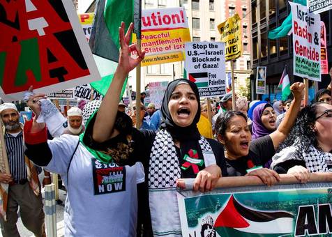 مسلمانان در نیویورک و در مقابل سازمان ملل بر علیه رژیم صهیونیستی و در حمایت از کودکان بی پناه غزه دست به تظاهرات زدند./AP
