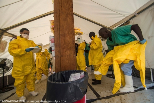 تیم پزشکان بدون مرز در حال پوشیدن البسه مخصوص و محافظ در برابر بیماران مبتلا به ابولا
