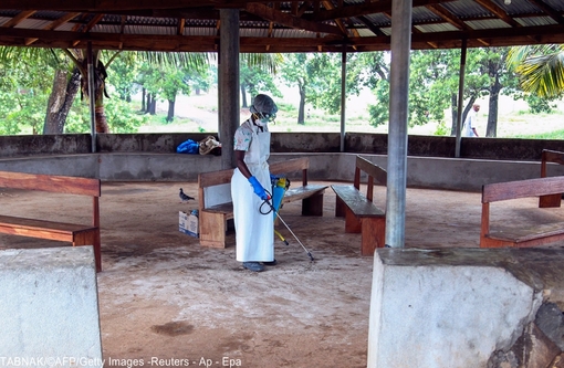 ضد عفونی کردن محل مراجعه بیماران در یک مرکز درمانی واقع در لیبریا