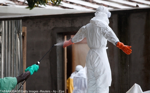 یک پرستار پس از دفن یک بیمار مبتلا به ابولا در حال ضد عفونی شدن