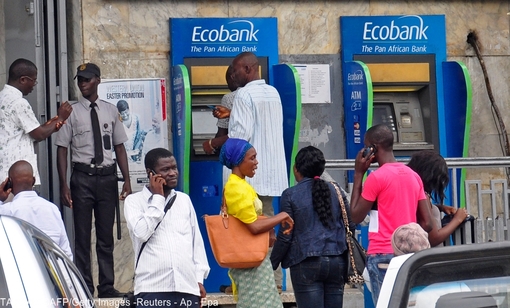 لیبریا - پلیس مردم را از بانک خارج کرده و نفر به نفر برای امور بانکی به داخل راه می دهد!