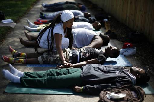 یک نهاد غیر دولتی در شیکاگو با آموزش یوگا به مردم ، مخصوصاً جوانان با هدف، بخشیدن آرامش، قصد دارند از خشونت و فقر، آنها را دور کنند./Reuters 