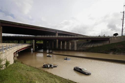 باران و سیل شدید در دیترویت در ایالت میشیگان بسیاری از شهروندان این منطقه را با دردسر و خسارات زیادی مواجه ساخت./Getty Images 
