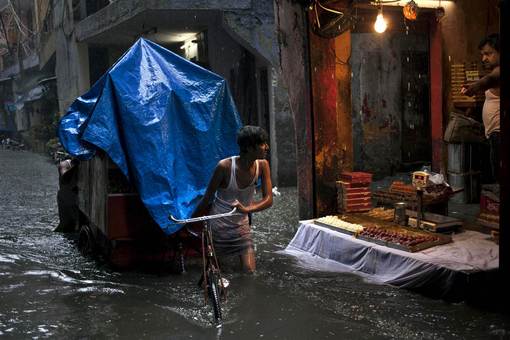 بارانهای سیل آسای موسمی در هند و به مخاطره اندختن کاسبی و حمل و نقل مردم در شهرها./Ap 