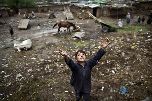 بازی کودک مهاجر افغان در یک کمپ مهاجران در اسلام آباد پاکستان./AP 