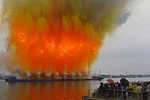 در شانگهای چین مردم از برپایی آتش بازی در طول روز برفراز رودخانه هوانگ پو، لذت می برند. این نمایش آتش بازی توسط هنرمندی به نام کای گوکیانگ، و به مناسبت گشایش نمایشگاه آثار او به نام موج نهم، برپا شده است./Euronews 