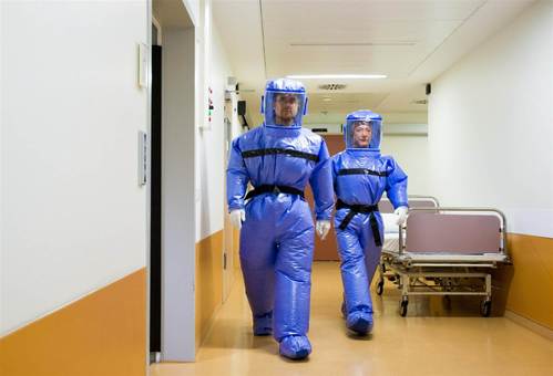 پزشکان مجهز به پوشش مخصوص ایمن در مقابل ویروس ابولا در بیمارستانی واقع در برلین/Reuters 