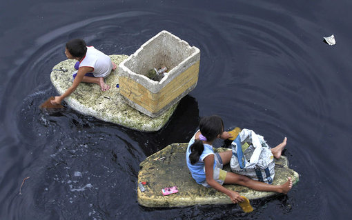 کودکان فیلیپینی بر روی یونولیتهای شناور در خلیج مانیل، مشغول به جمع آوری زباله های قابل بازیافتند تا آنها را به خریداران بفروشند./Reuters 