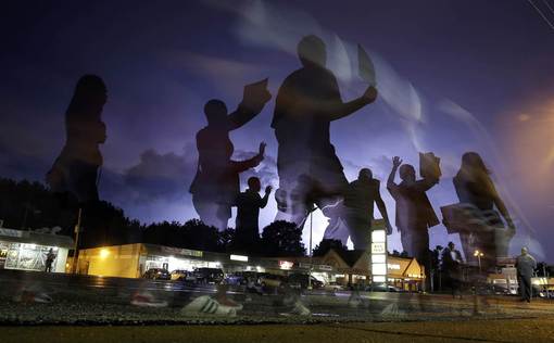 تصویر خلاقانه عکاس از تظاهرات مردم شهر فرگوسن در ایالت میسوری و رعد و برق جالبی که بر فراز آسمان شهر در پس زمینه تصویر مشخص است.عکاس با نوردهی مناسب توانسته این لحظه را ثبت نماید./AP