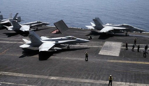 جت های آمریکا در حال برخواستن از ناو USS جورج هربرت واکر بوش برای حمله به مواضع تکفیریهای داعش در شمال عراق