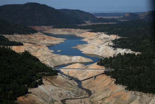 خشکسالی بخشی از مناطق آمریکا و بخشی از دریاچه Oroville در کالیفرنیا که به خشکترین وضعیت خود در چند دهه گذشته رسیده است./Getty Images